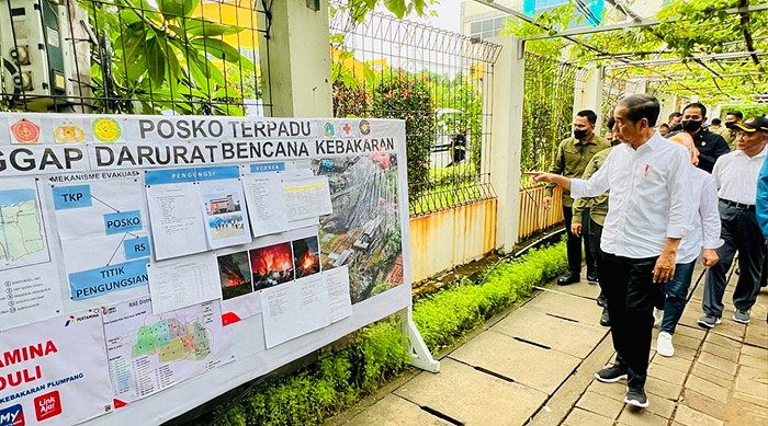 Jokowi Tinjau Posko Pengungsi Korban Kebakaran Depo Pertamina Plumpang