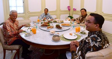 Presiden Jokowi Makan Siang Bareng Tiga Capres di Istana Merdeka
